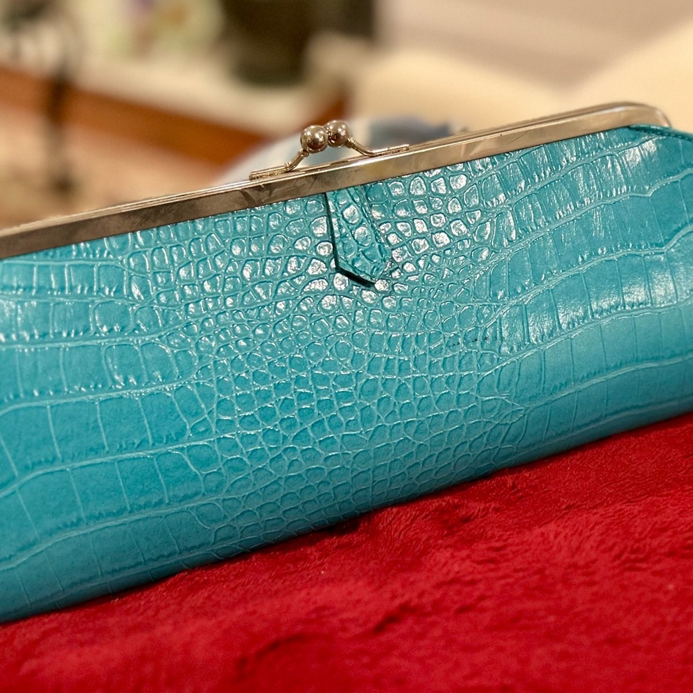 Elegant Turquoise Crocodile-Embossed Clutch - Picture 2 of 5